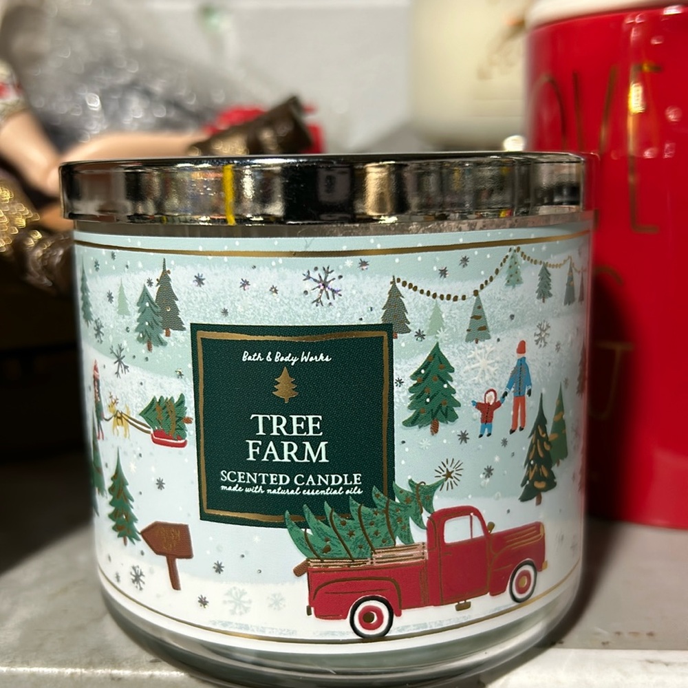 NIB - BATH & BODY WORKS/WHITE BARN 🎄🎄14.5 OZ~ 3 WICKS-TREE FARM SCENTED CANDLE